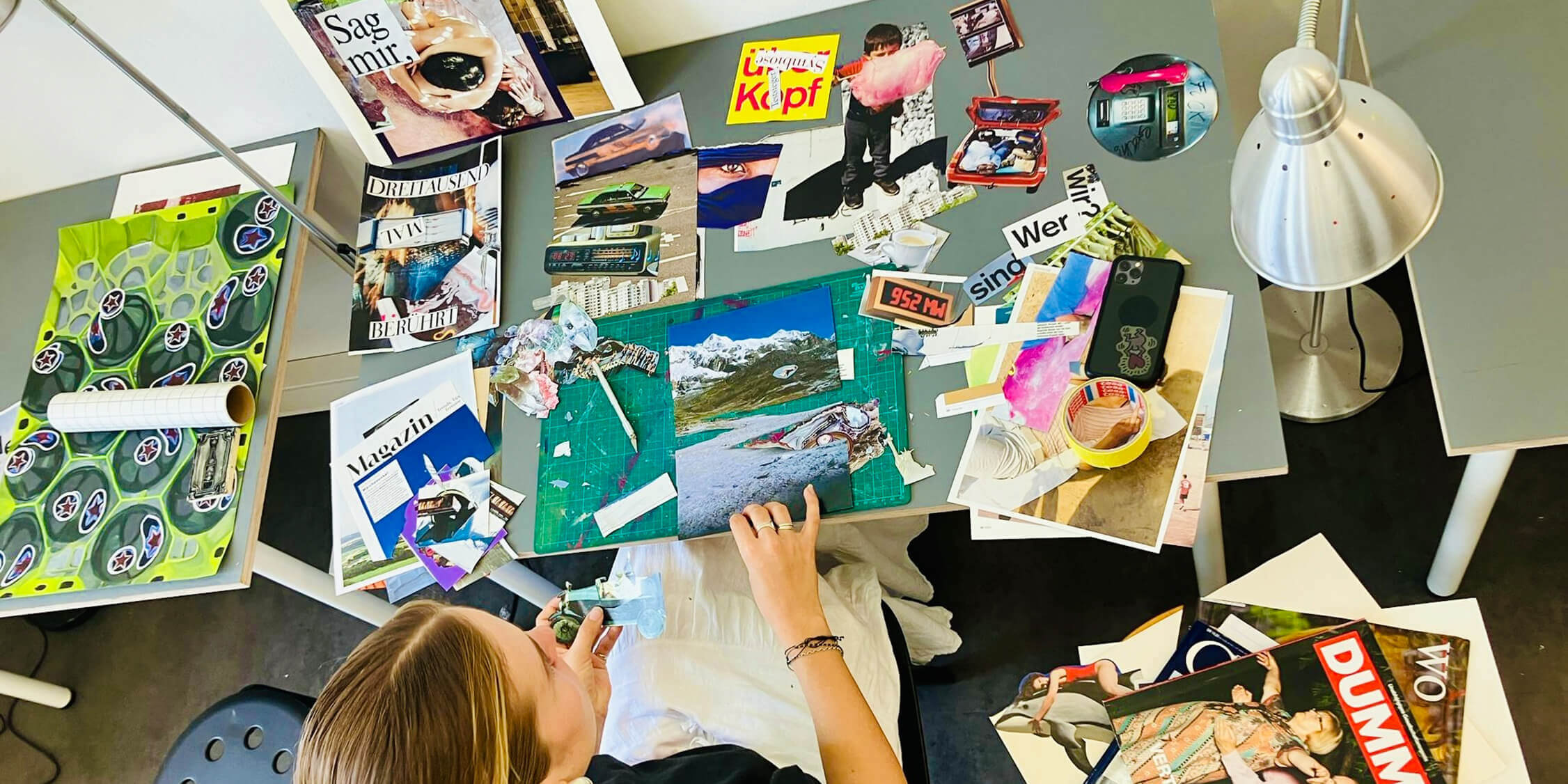 Arbeitsplatz mit Material für eine Collage