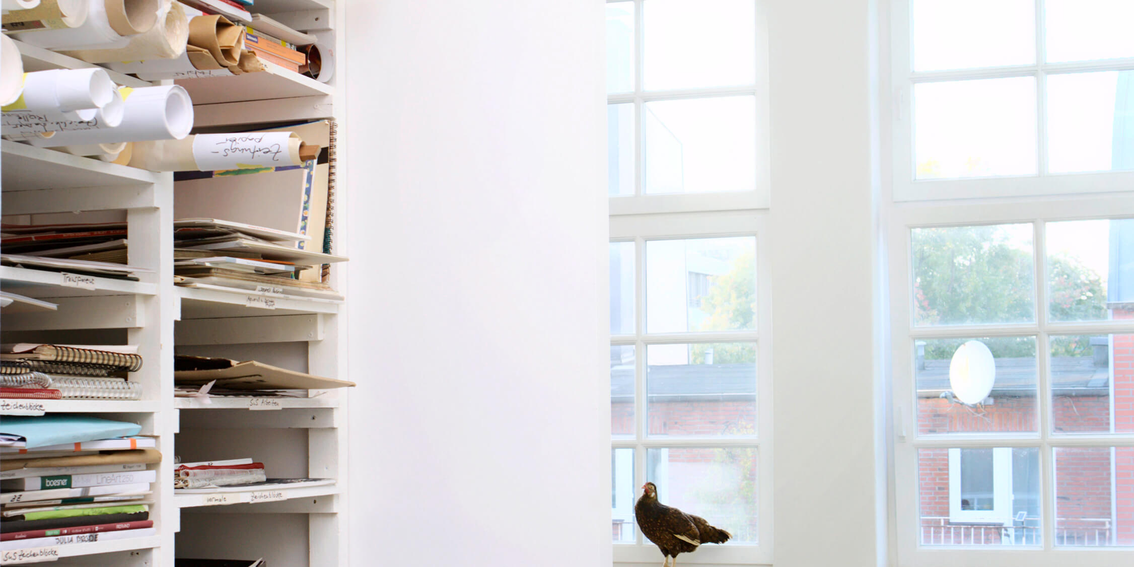 Papierregal und Fenster