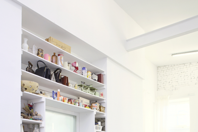 Atelier Aufnahme vom Regal mit Utensilien