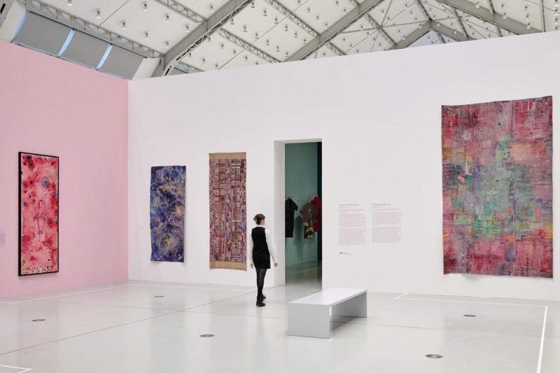 Besucherin der Deichtorhalle steht vor Gemälden von Huguette Caland